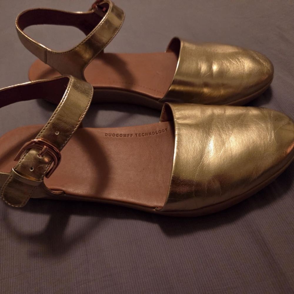 Fitflop Size 8 Sandals with Rose Gold Metallic Finish